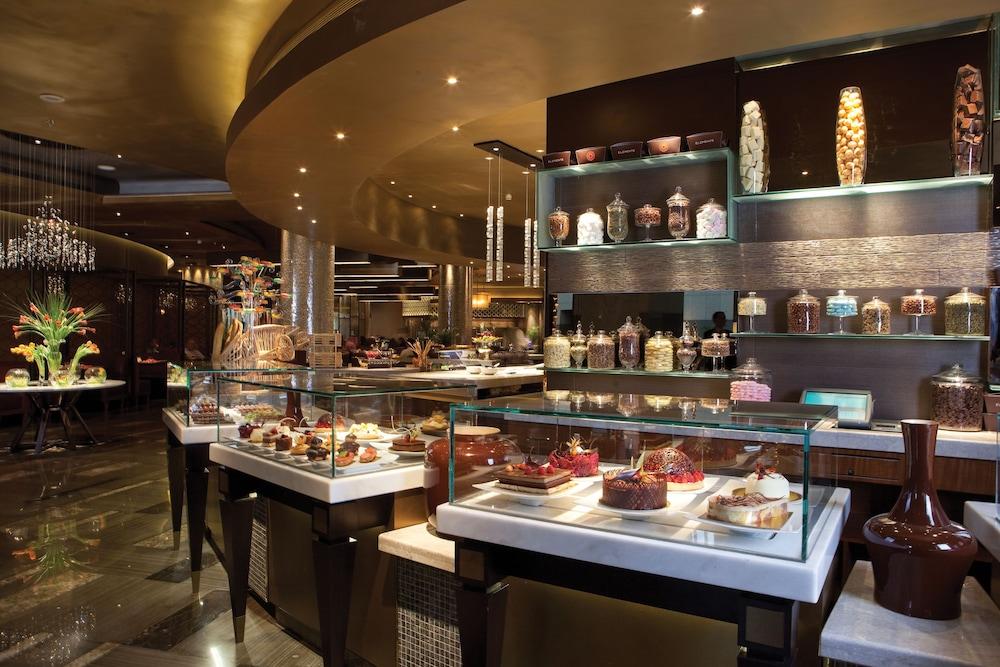 Four Seasons Hotel Rijad Zewnętrze zdjęcie The dessert bar at the buffet at Wynn