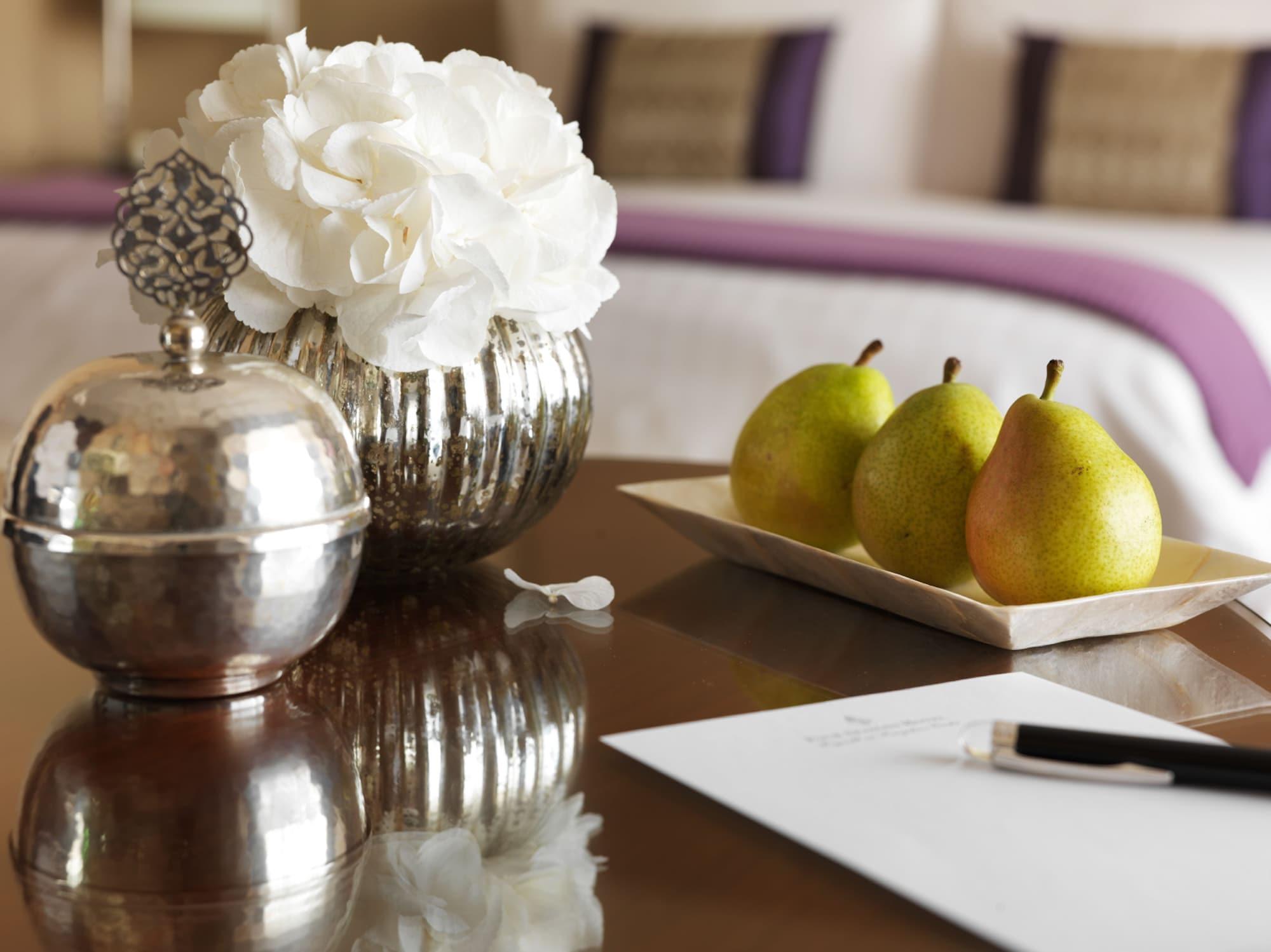 Four Seasons Hotel Rijad Zewnętrze zdjęcie A table with a pen and paper