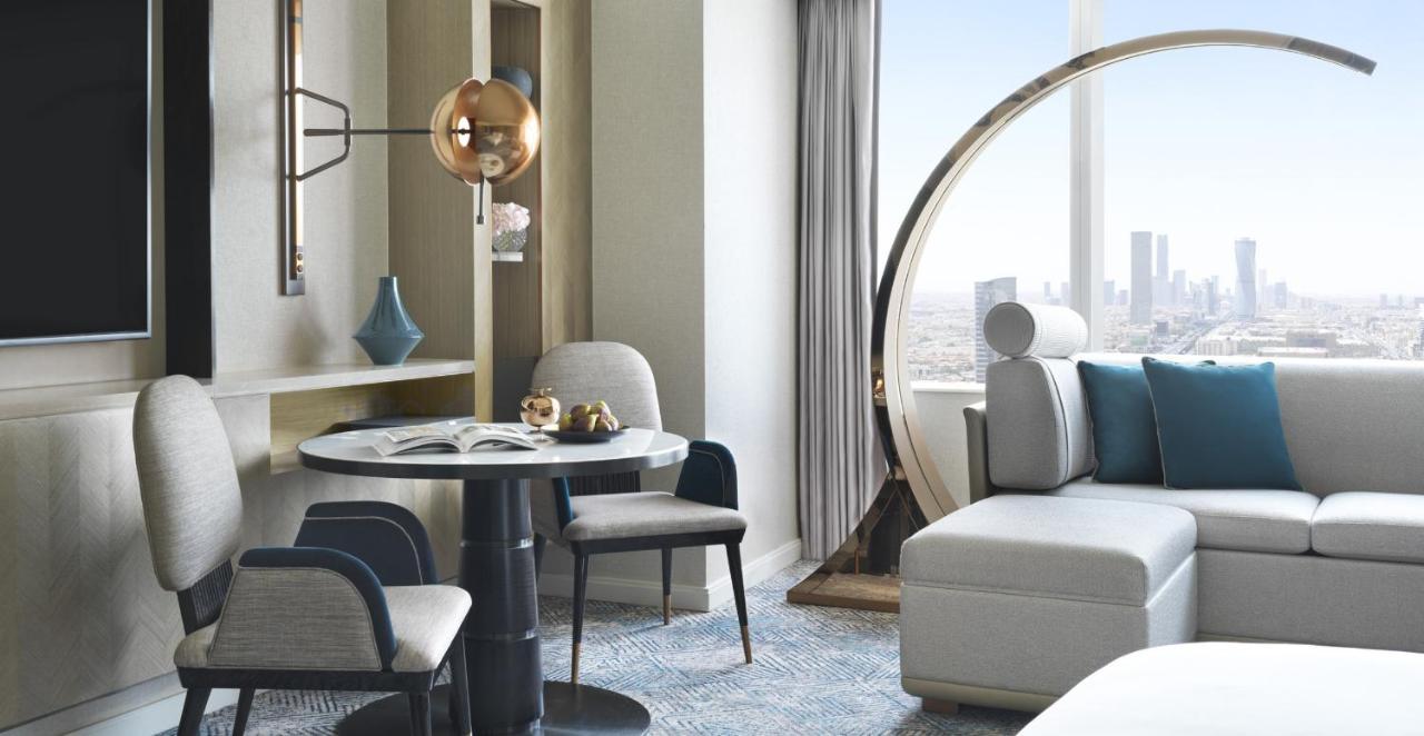 Four Seasons Hotel Rijad Zewnętrze zdjęcie A living room at the Ritz-Carlton, DIFC