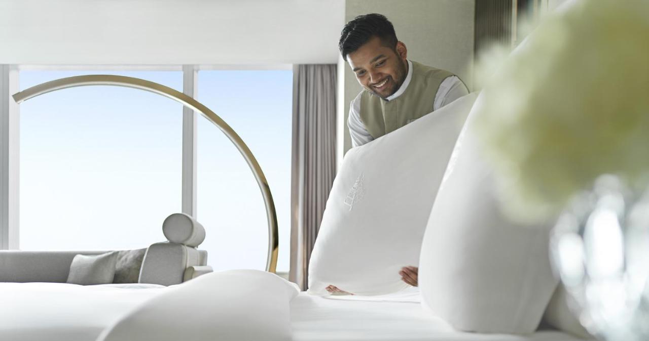 Four Seasons Hotel Rijad Zewnętrze zdjęcie A hotel housekeeper making a bed