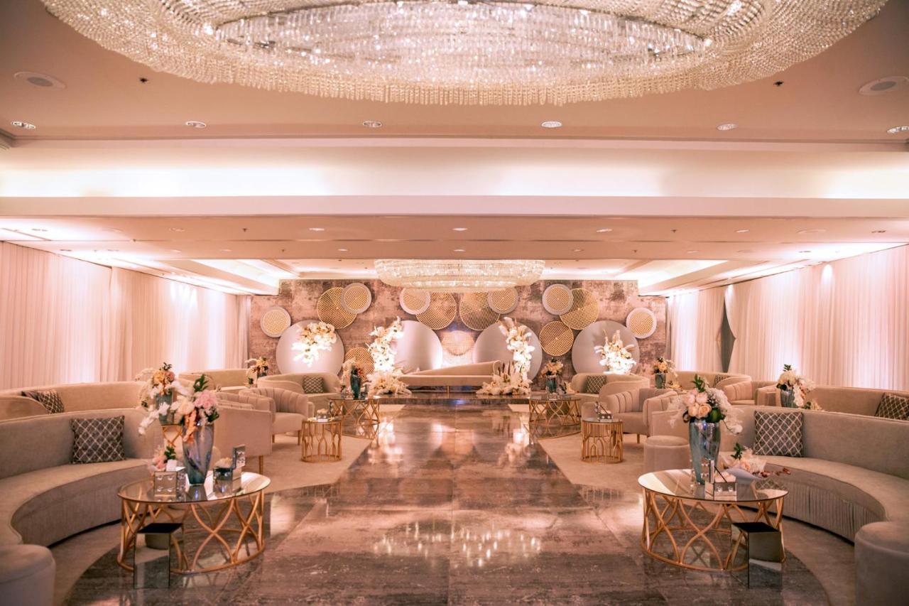 Four Seasons Hotel Rijad Zewnętrze zdjęcie The interior of the ballroom at the Four Seasons Hotel