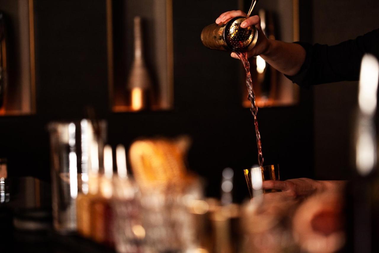 Four Seasons Hotel Rijad Zewnętrze zdjęcie A bartender using a bar spoon to stir a cocktail
