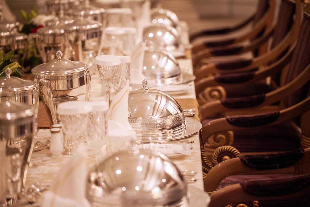 Four Seasons Hotel Rijad Zewnętrze zdjęcie Silver service