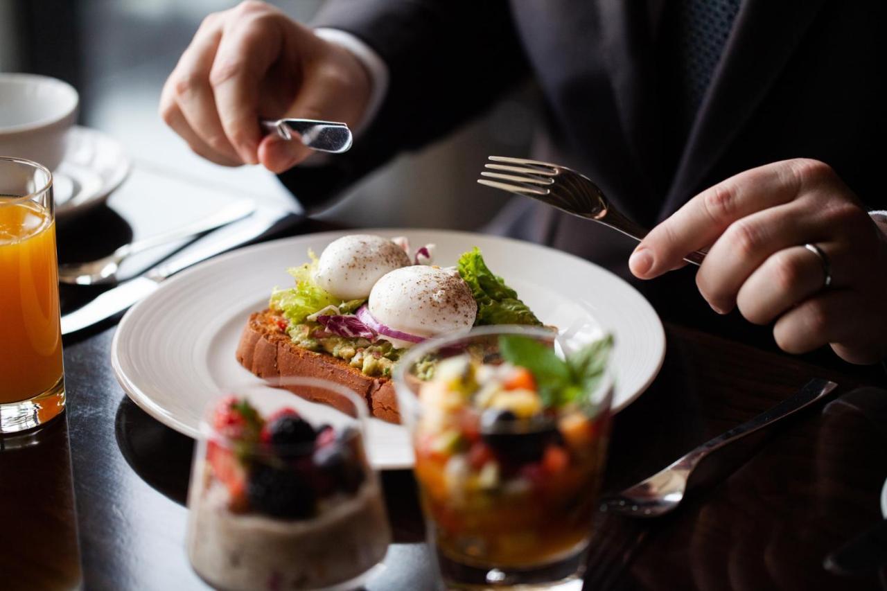 Four Seasons Hotel Rijad Zewnętrze zdjęcie A man eating breakfast