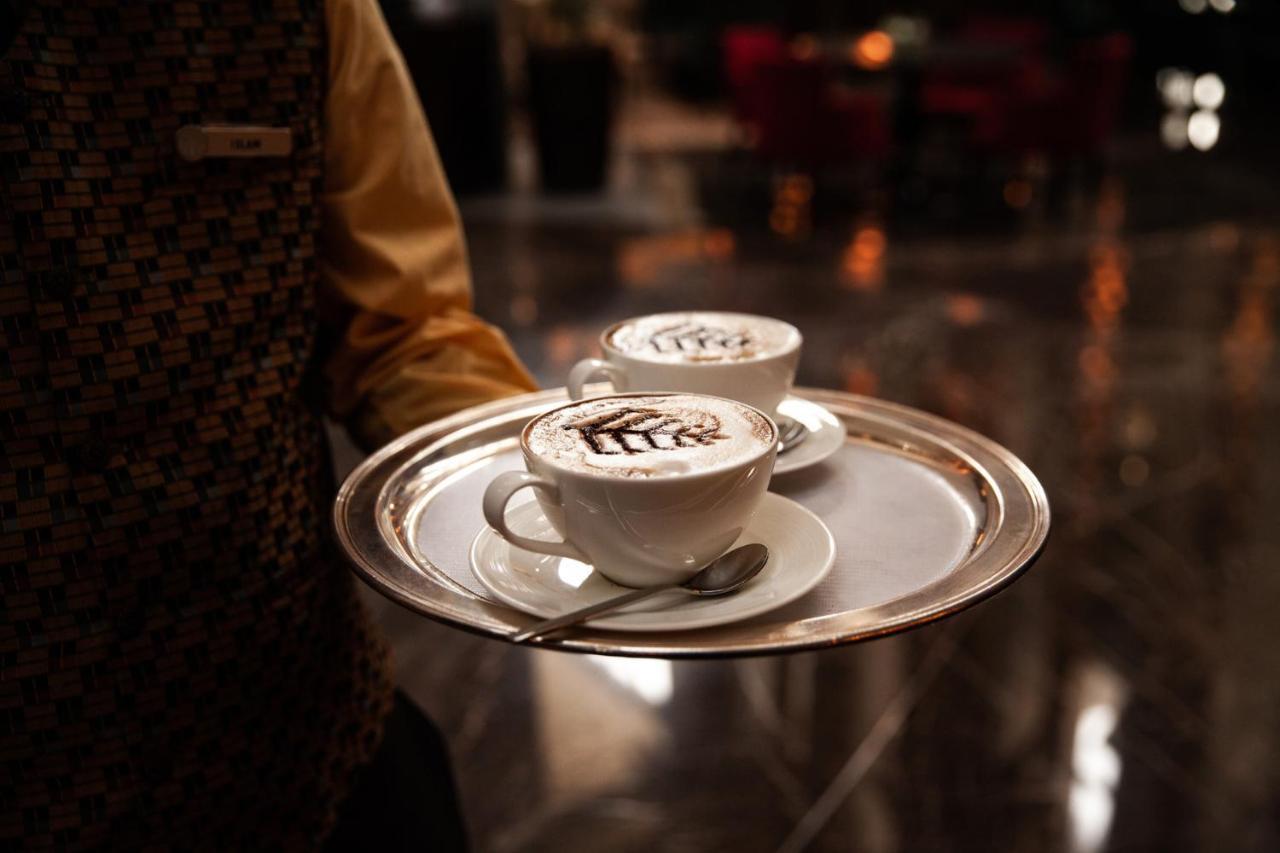 Four Seasons Hotel Rijad Zewnętrze zdjęcie A waiter serving coffee