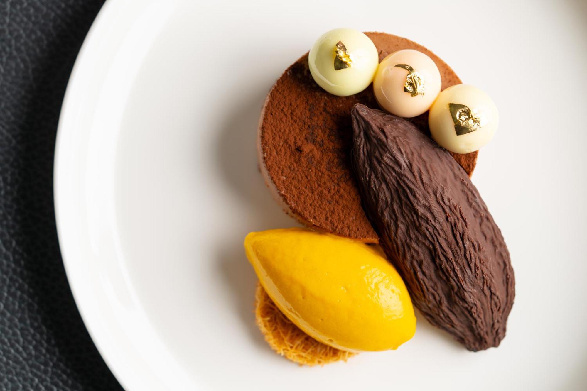 Four Seasons Hotel Rijad Zewnętrze zdjęcie Chocolate and mango dessert