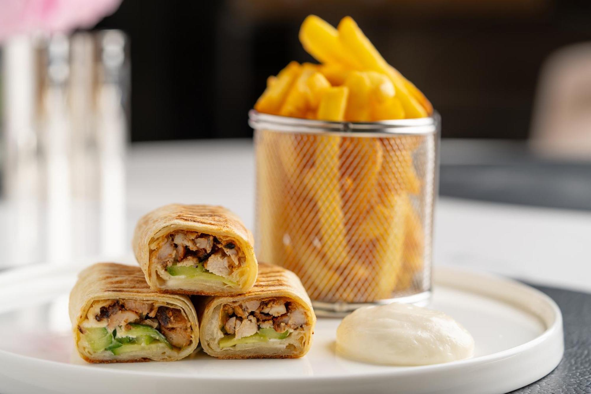 Four Seasons Hotel Rijad Zewnętrze zdjęcie Chicken wrap