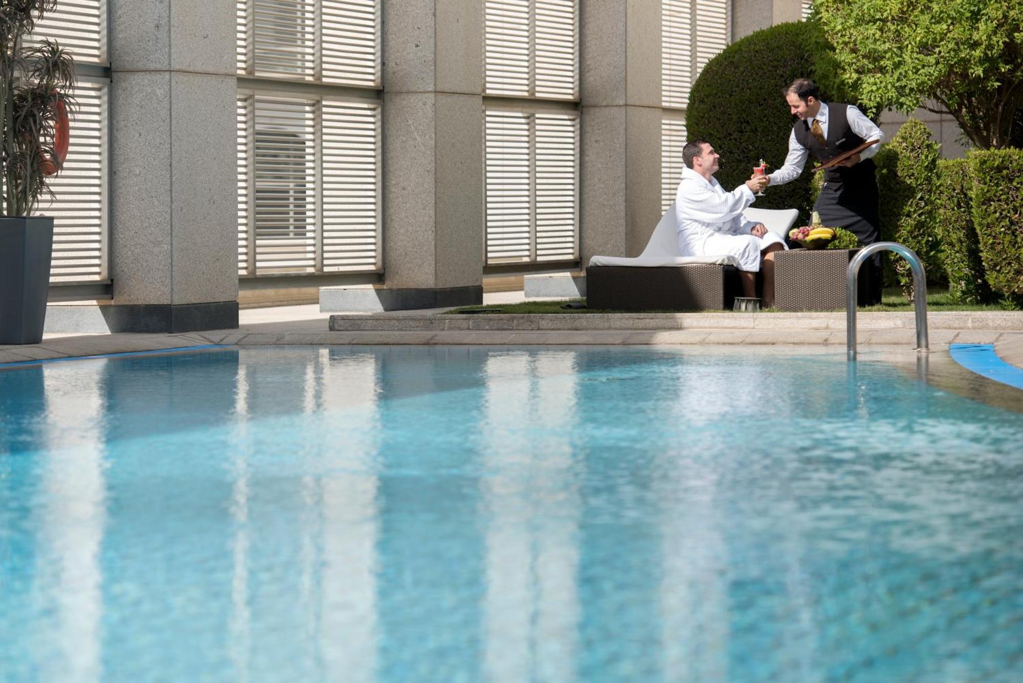 Four Seasons Hotel Rijad Zewnętrze zdjęcie The swimming pool at the Ritz-Carlton, Dubai