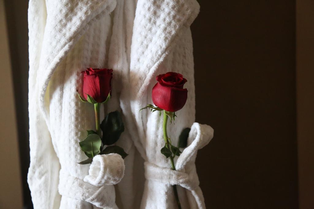 Four Seasons Hotel Rijad Zewnętrze zdjęcie Statue of the Virgin Mary with two roses