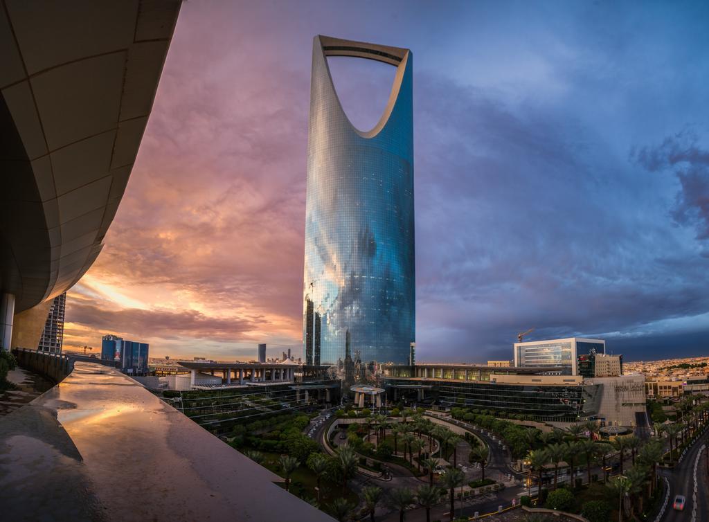 Four Seasons Hotel Rijad Zewnętrze zdjęcie The Kingdom Centre, the second tallest building in the Middle East