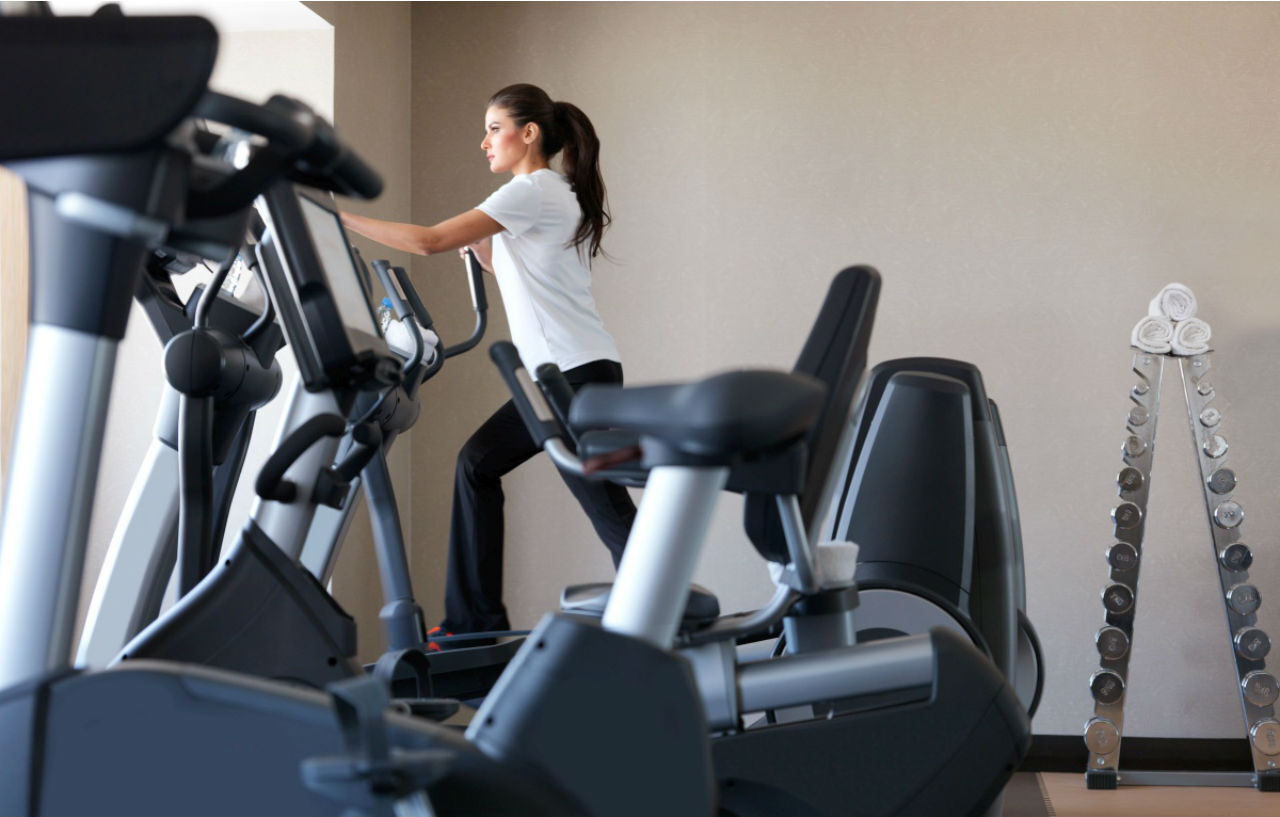 Four Seasons Hotel Rijad Zewnętrze zdjęcie A woman on a recumbent bike